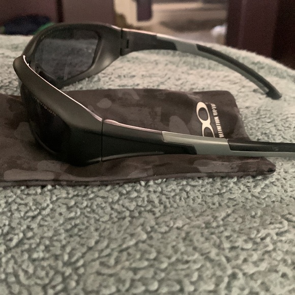 ESS wrap around sunglasses - Picture 2 of 2